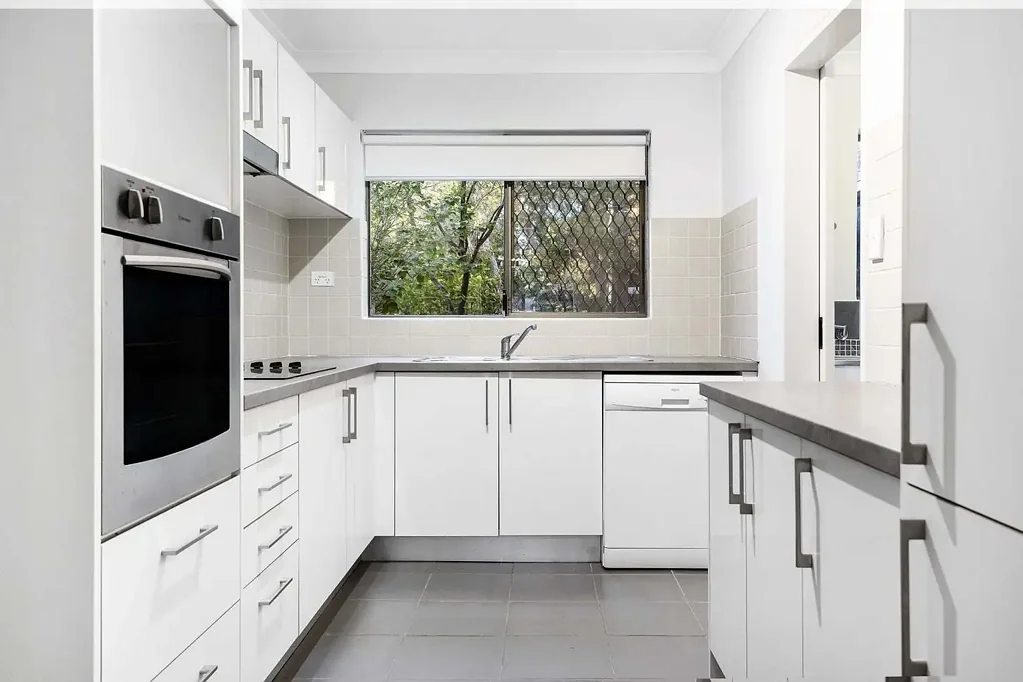 Large ground floor unit with garden courtyard