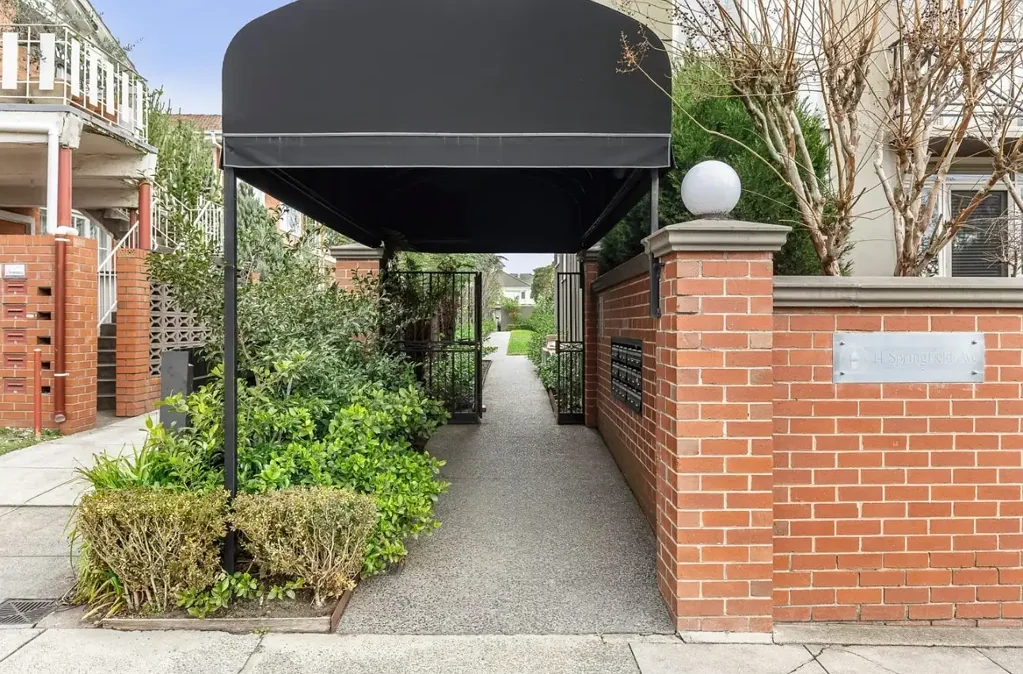 Light-Filled Elegance in a Prime Toorak Address