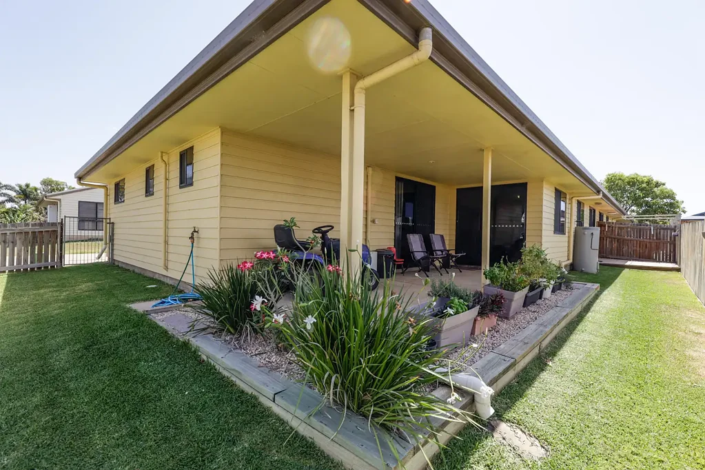 Moranbah 3Kwarto HIGH RENTAL YIELD! BEAUTIFUL 3-BED HOME IN A VERY SOUGHT-AFTER AND QUITE NEIGHBOURHOOD!