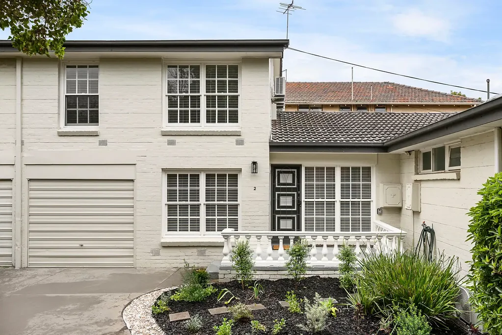 Split Level Colonial Residence in Prize Location
