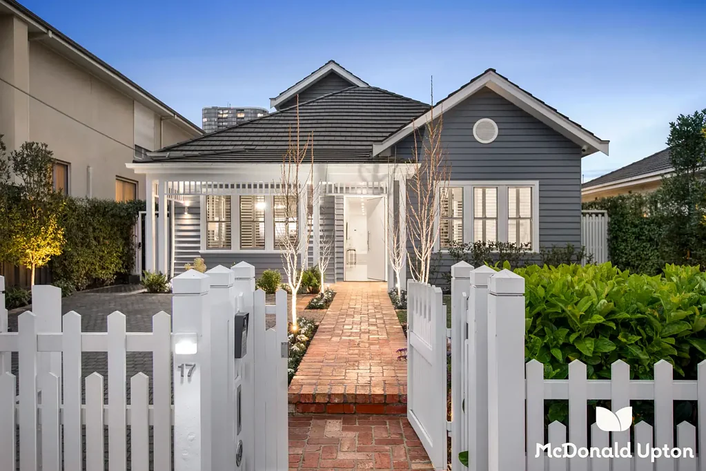 Moonee Ponds 4房 Queens Park近邻 四卧奢居 现代采光 泳池娱乐 双车库 豪华主卧套房 精英地段 Picture-Perfect Luxury With Poolside Haven