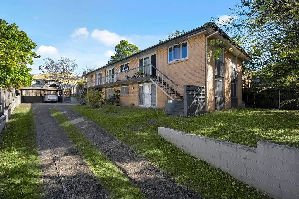 Indooroopilly 2房 Indooroopilly中心地 近购物中心 公园学校 交通便利 租赁需求旺 社区活力强 DECEASED ESTATE SELLER WILL MEET THE MARKET MUST BE SOLD