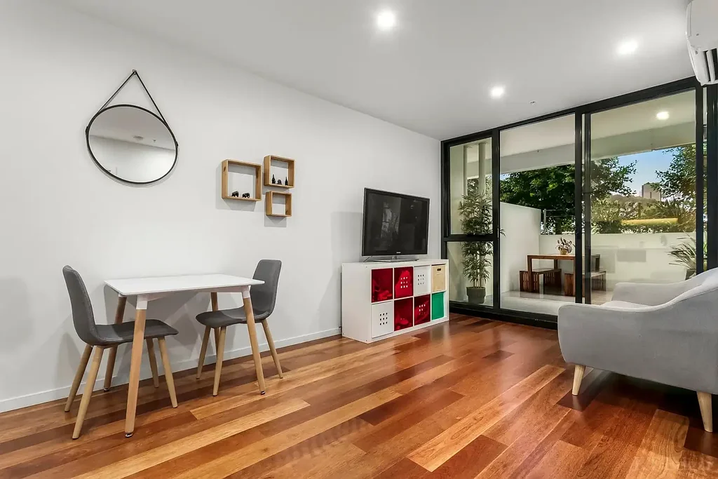 Box Hill 2침실 Modern Living with Private Courtyard Entertaining in the Heart of Box Hill