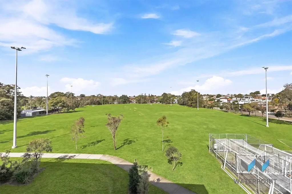 Immaculately Presented 2-bedroom Apartment Overlooking Campbell Park