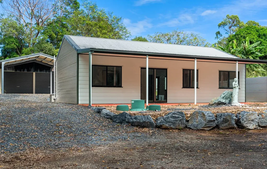 Russell Island 3房 新建筑整洁明亮  精心设计餐具室  悬浮地板闪闪发光  自然保护区环绕  高围栏私密空间  室外淋浴星空下  独特入口雕像  岩石挡土墙印象深刻  新院子园丁空白画布  岛屿天堂独一无二 $499,950 - We All Need a SHED