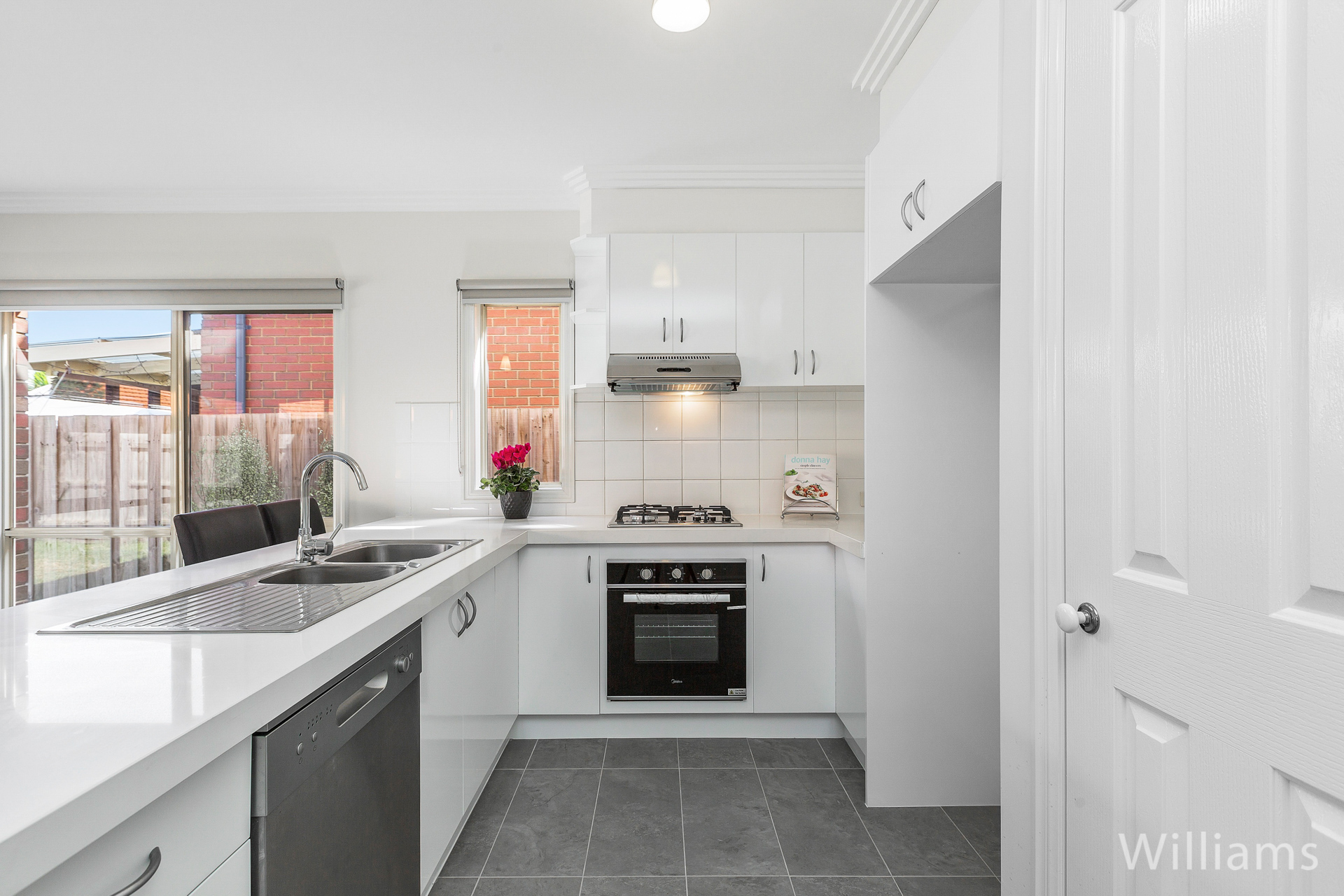 92 SALTLEY ST, SOUTH KINGSVILLE VIC 3015, 0 habitaciones, 0 baños, Townhouse