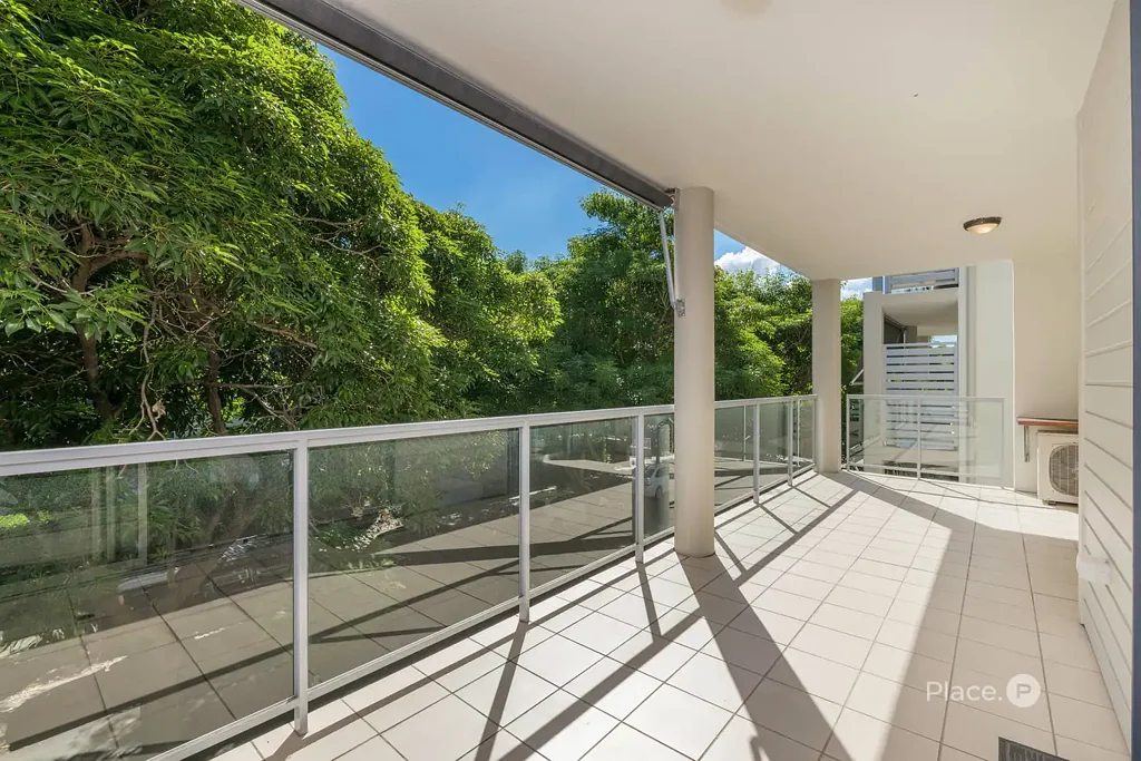Bulimba 2房 距 Oxford Street 仅数步之遥的设计师生活方式公寓，带超大露台 Designer Lifestyle Apartment with Oversized Terrace Moments from Oxford Street