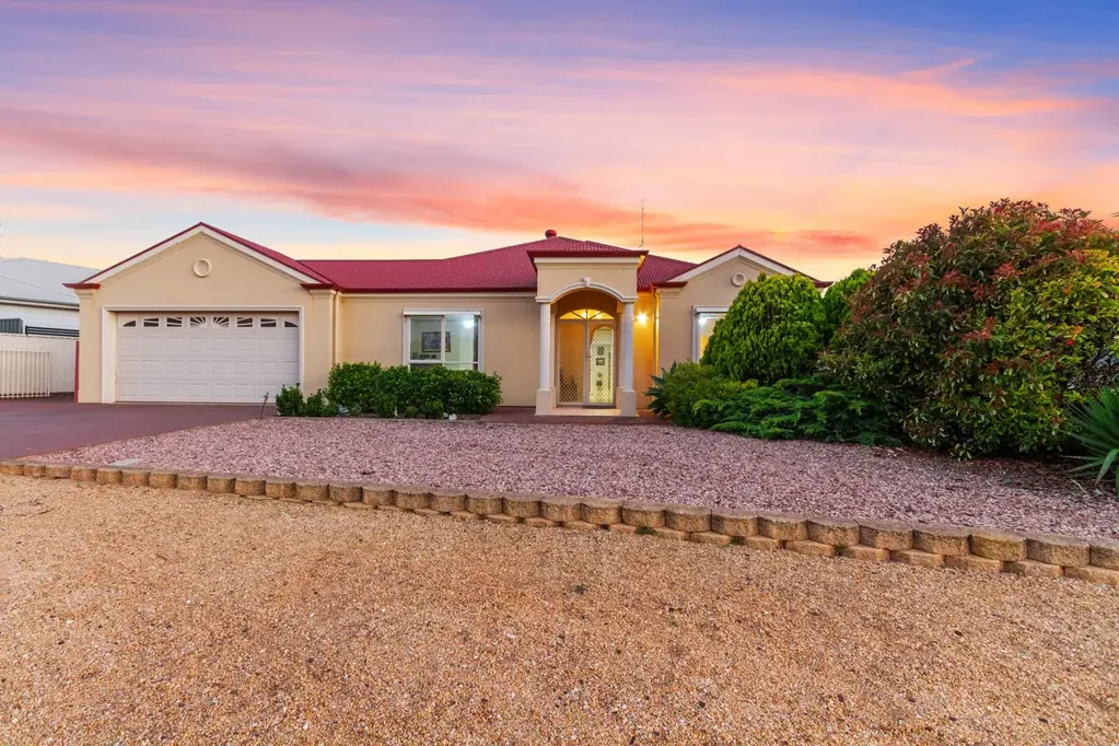 Moonta Bay 5部屋 A Surprising and Spacious Dual-Living Opportunity – Under 1km to the beach