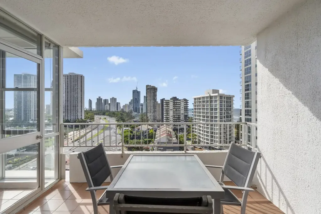 Surfers Paradise 1房  Calling All Entry Level First Home Buyers! MUST SELL! - Massive North Facing 1 Bed Gold Coast Apartment Right on GC500 Track!