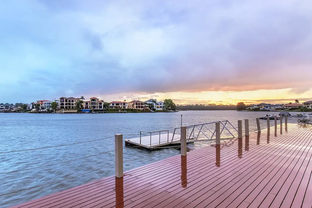 Clear Island Waters 6Kwarto Solid Concrete Waterfront with Exceptional Wide-Water Views