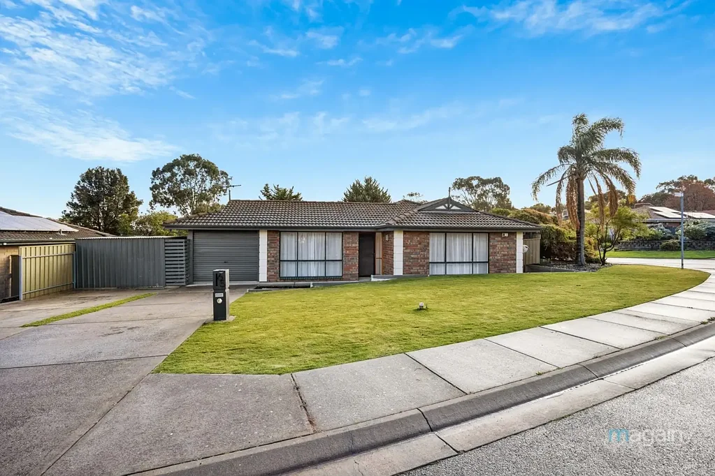 Old Reynella 3Habitaciones Corner Block Beauty with Multiple Living Areas & Poolside Entertaining