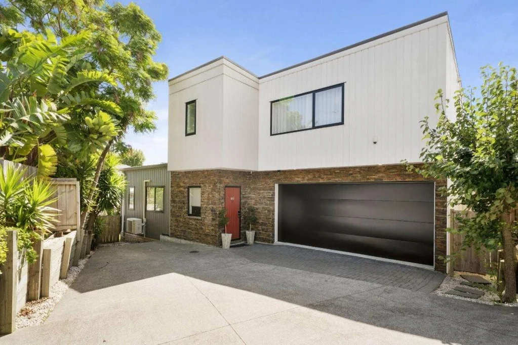 Stunning Premium Modern Family Living in Sunny...