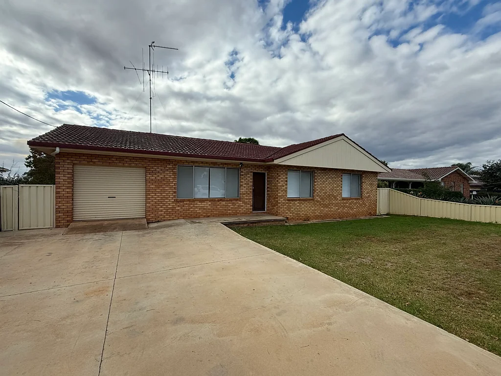 Parkes 3房  Renovated 3-Bedroom Home on a Massive 1176sqm Block with Huge Shed & Drive-Through Access