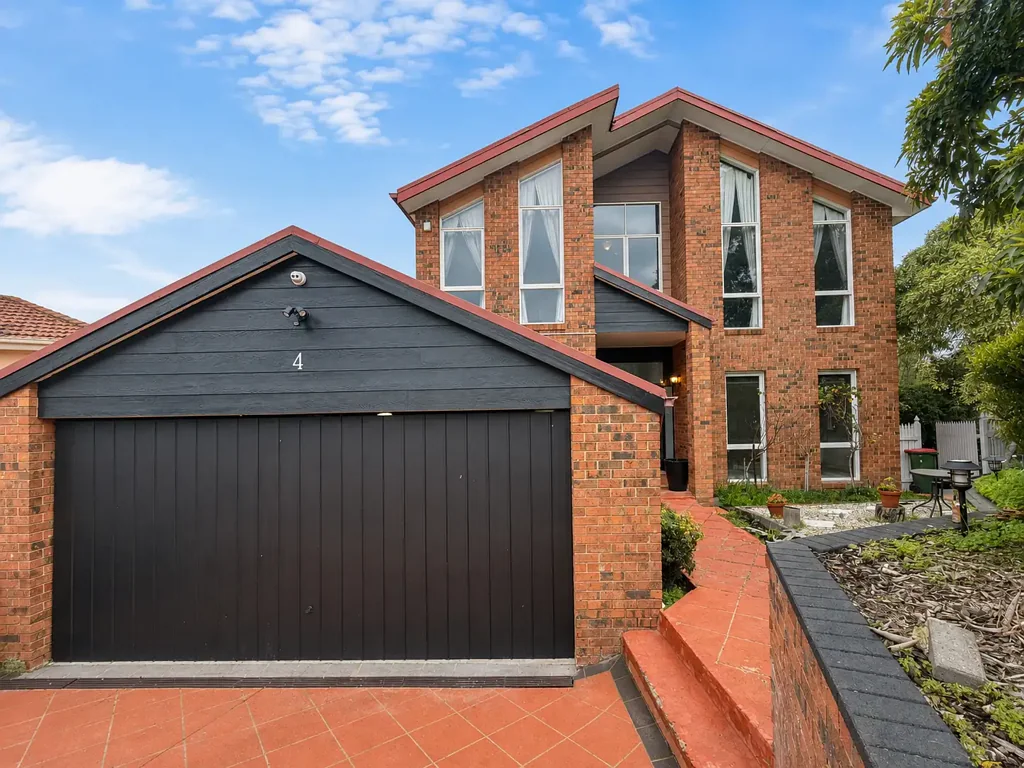 SPACIOUS FIVE-BEDROOM FAMILY HOME IN A QUIET COURT SETTING