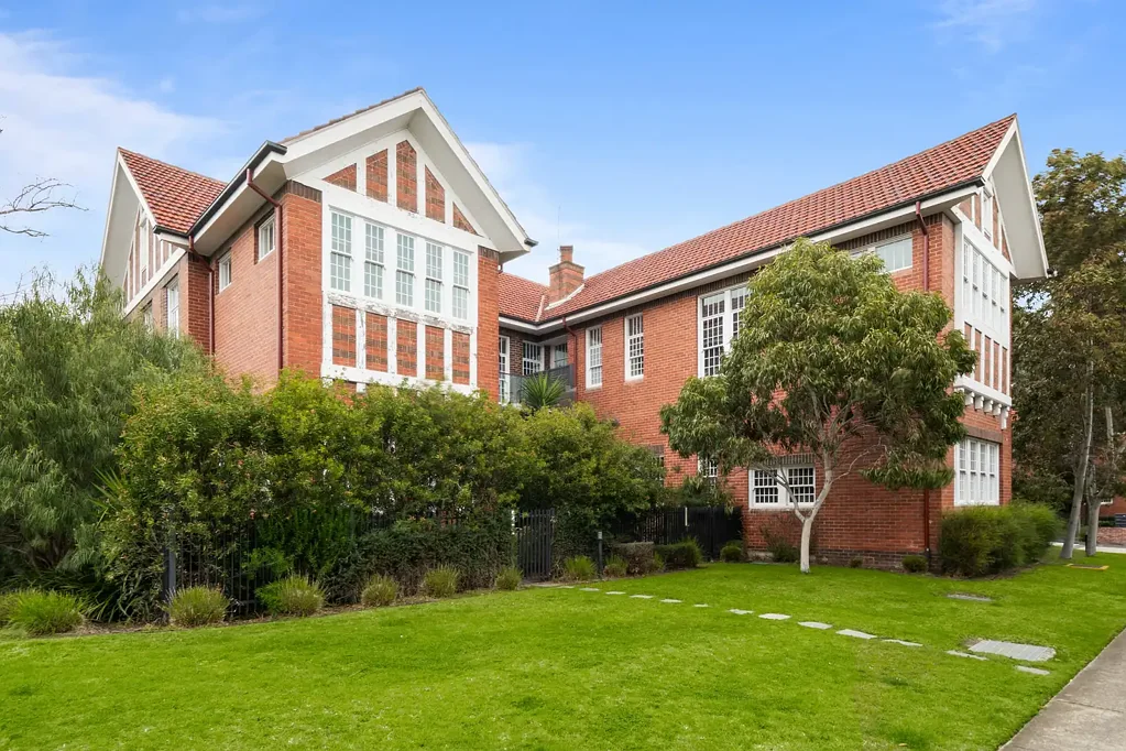 Bundoora 2 Bedroom Chic Ground-Floor Apartment in Prime Location 

Sale by Set Date 25th of September @5pm