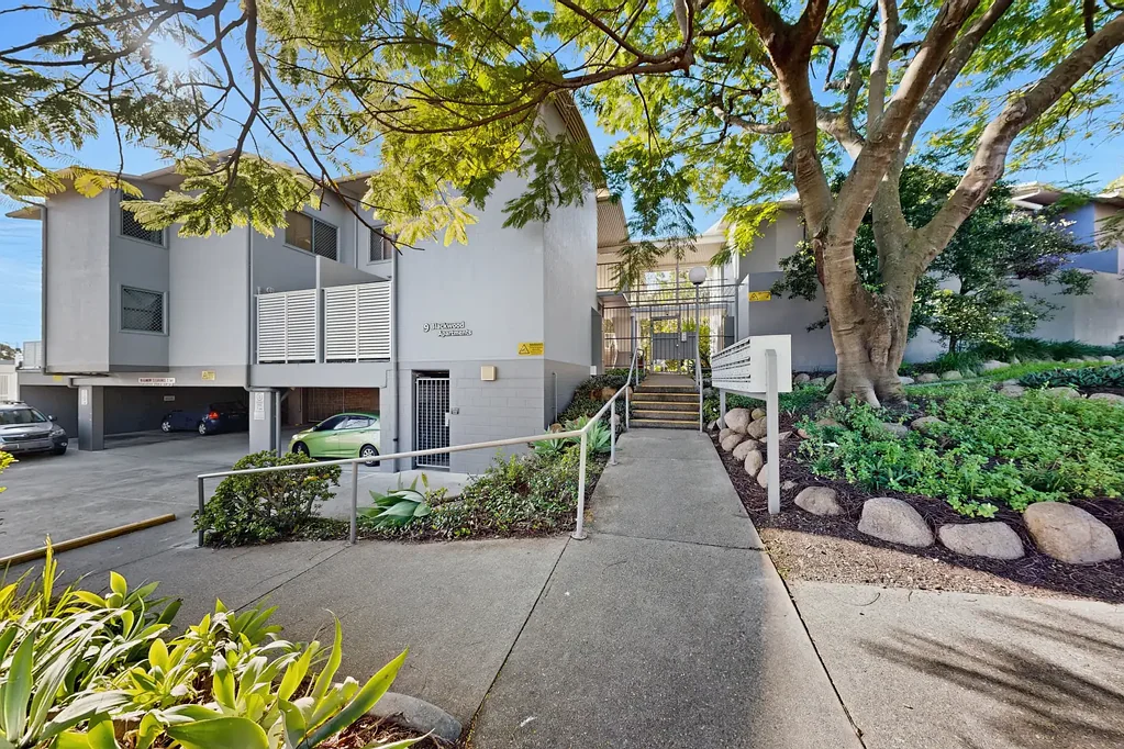 2 Bedroom Unit with 2 Car Spaces – Secure Complex in Prime Mitchelton Location