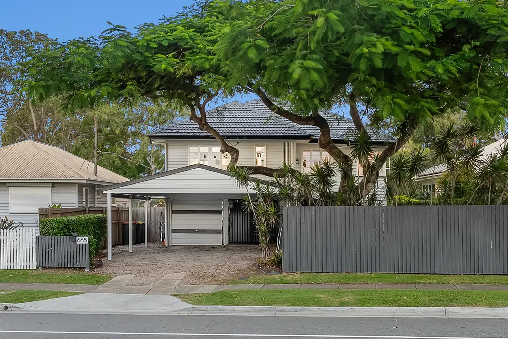Nundah 3 Slaapkamer Spacious Post-War Home with Studio and Beautiful Green Outlook