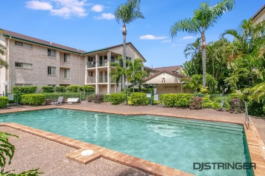 BRIGHT AND BREEZY APARTMENT - Close to all amenities