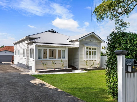 Onehunga 3 Bedroom MUCH-LOVED VILLA ON FULL SECTION!