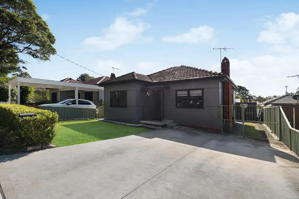 Peakhurst 2房 宁静现代住宅，后方朝北，绿树成荫 Calm, Modern Home with North Rear Aspect and Tree Lined Address