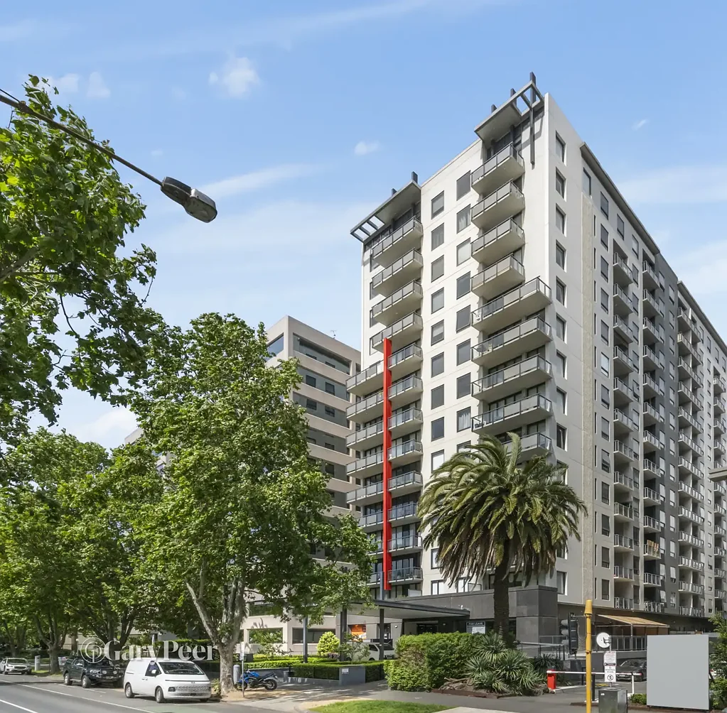 Melbourne 1房 St Kilda Road地标 电梯直达五楼 开放式起居地暖 Albert Park湖景 现代厨房多功能房 居民健身房 地下车位 电车即达 A lifestyle of convenience on Melbourne’s iconic boulevard