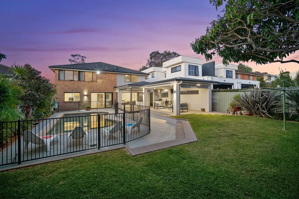 Caringbah South 4房 Caringbah南黄金地段 683sqm全幅地 全新升级厨房 私密景观花园 覆盖户外娱乐区 四卧带套房 中央空调 双车库 步行至学校商圈 The Ultimate Family Entertainer