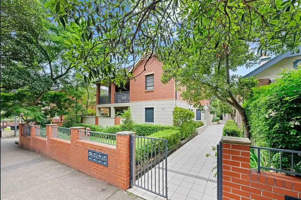 Spacious and Light-Filled Townhouse in a Peaceful Location