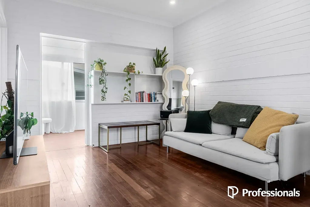 Top-Floor Apartment in Sought-After Scarborough Location