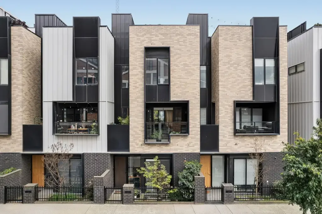 Alphington 3房 三卧室三浴室 联排别墅 现代 实用 两车位车库 石材挡水板 SMEG厨房 阳台景观 私密庭院 屋顶露台 公园视野 交通便捷 健康中心 零售餐饮 Sophisticated Style, Functional Living, Rooftop Views