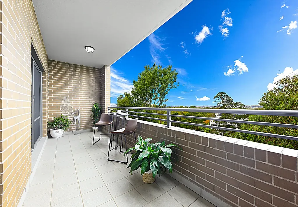 Pymble 3ਬੈੱਡਰੂਮ Set High, Oversized and Convenient with a Study Room & 2 Balconies!