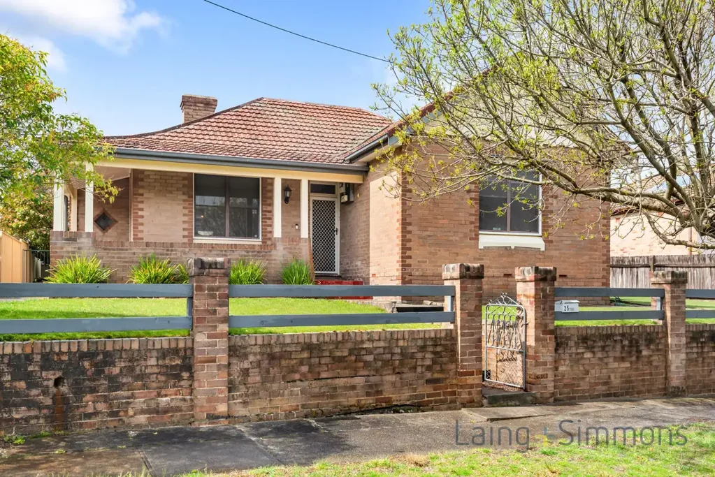 Lithgow 3ਬੈੱਡਰੂਮ Charming Double Brick Home with Development Potential
