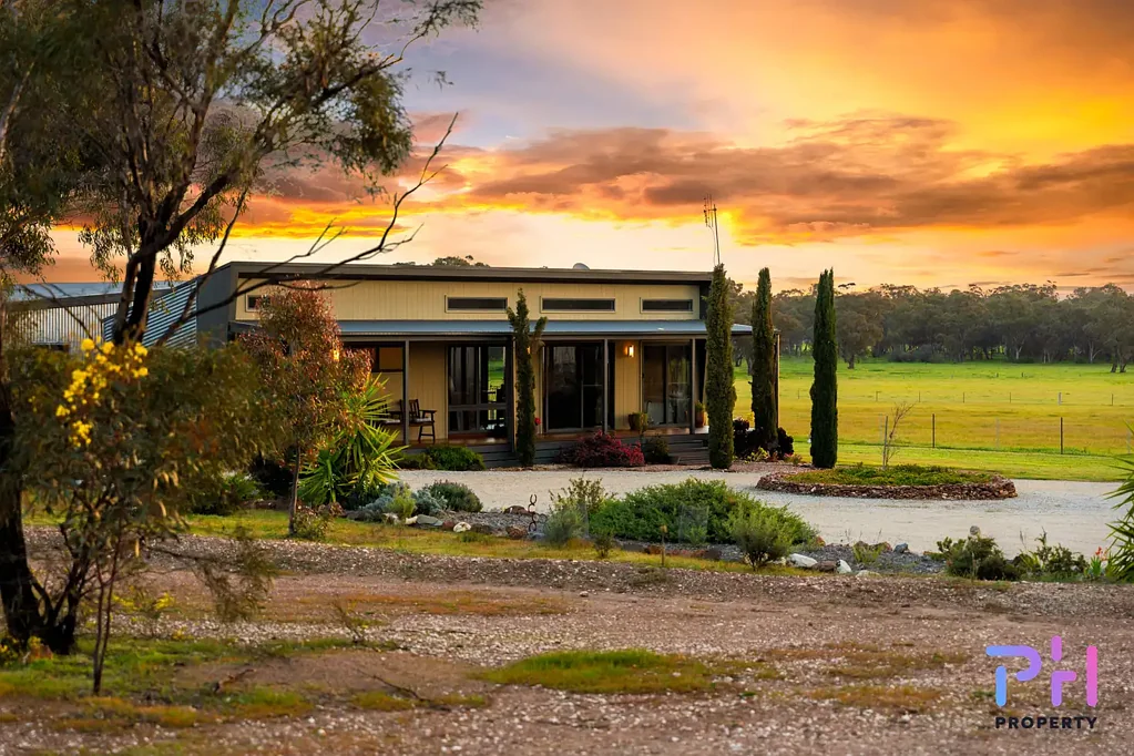 Neilborough 3 Slaapkamer CONTEMPORAY DESIGN MEETS FRENCH PROVINCIAL CHARM ON  18-ACRES