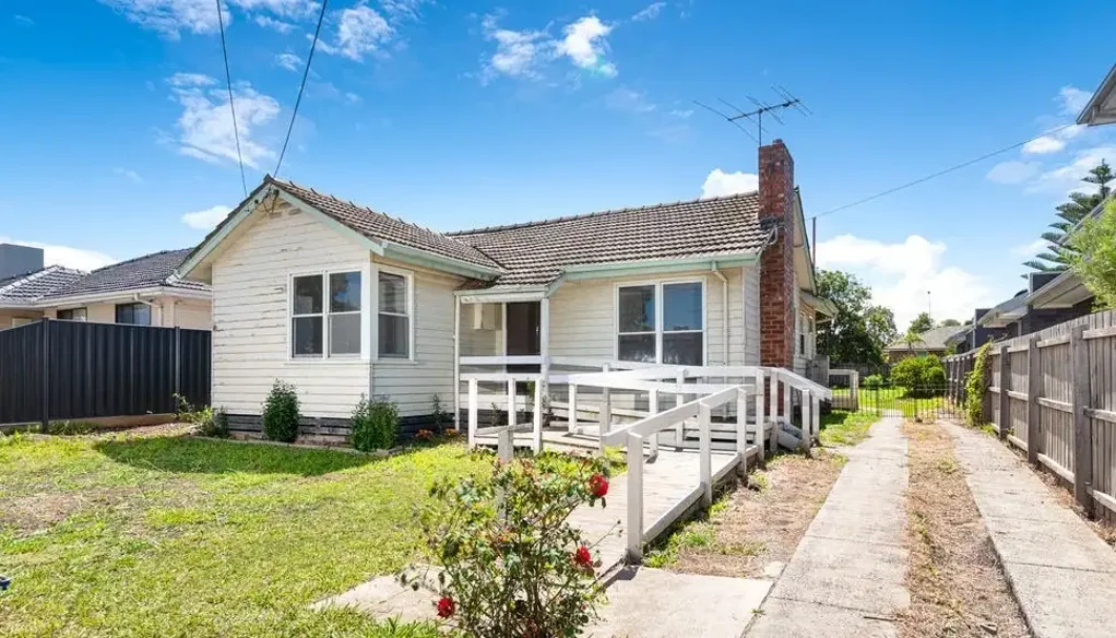 Glenroy 3房 已批三套住宅 664m²宽幅地块 地段优越近校商 公园交通便捷 成熟花园环绕 Permits Approved & Potential Unlocked!