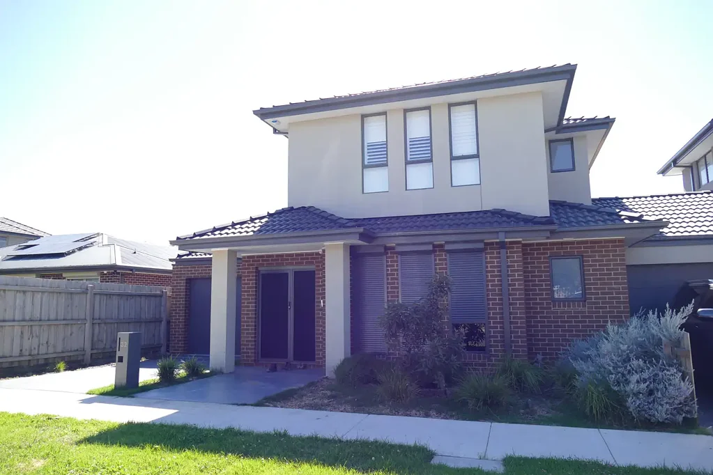 SPACIOUS AND MODERN 4 BEDROOM  TOWNHOUSE - 6 MONTH LEASE!!