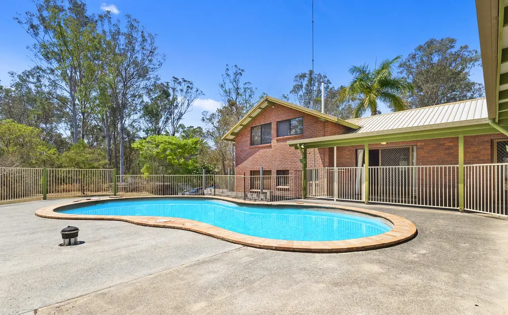 Jimboomba 5Kwarto 10+ Acres, 5-Bedroom Home, & Shed.