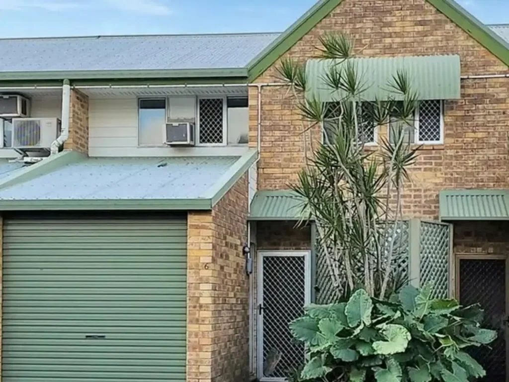 2 BEDROOM TOWNHOUSE CLOSE TO EVERYTHING