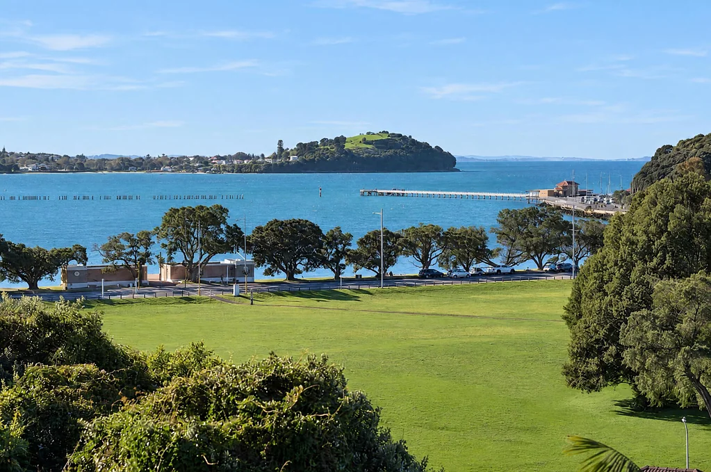 Orakei 3 Bedroom Brent Hulena excellence with sea views