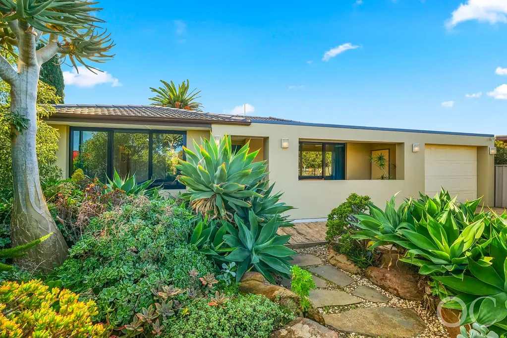 Port Noarlunga South 3Habitaciones Open the Door to Big Land and a Studio-Workshop Twist, Moments From The Beach