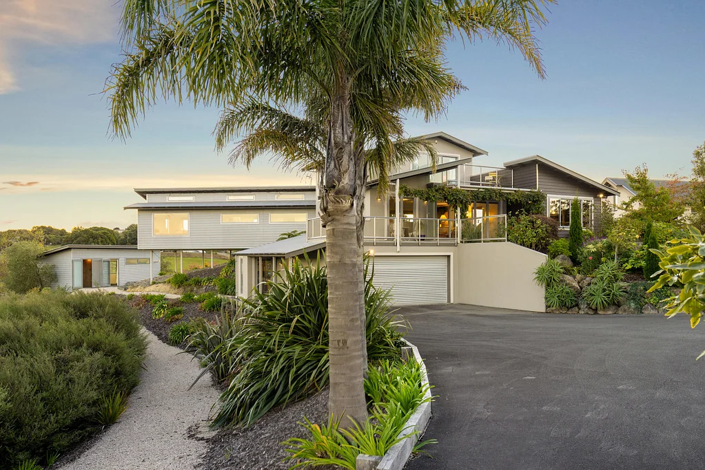 Ruby Bay 3房  Versatile Coastal Living with Studio & Sea Views