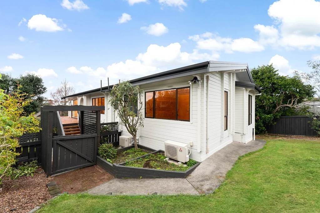West Harbour 3ਬੈੱਡਰੂਮ Character Home with Views – Ample Potential!