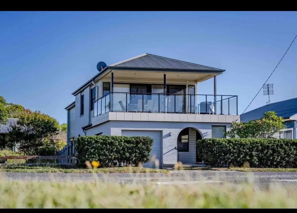 Booker Bay 4 Slaapkamer An Exceptional Opportunity with Uninterrupted Water Views