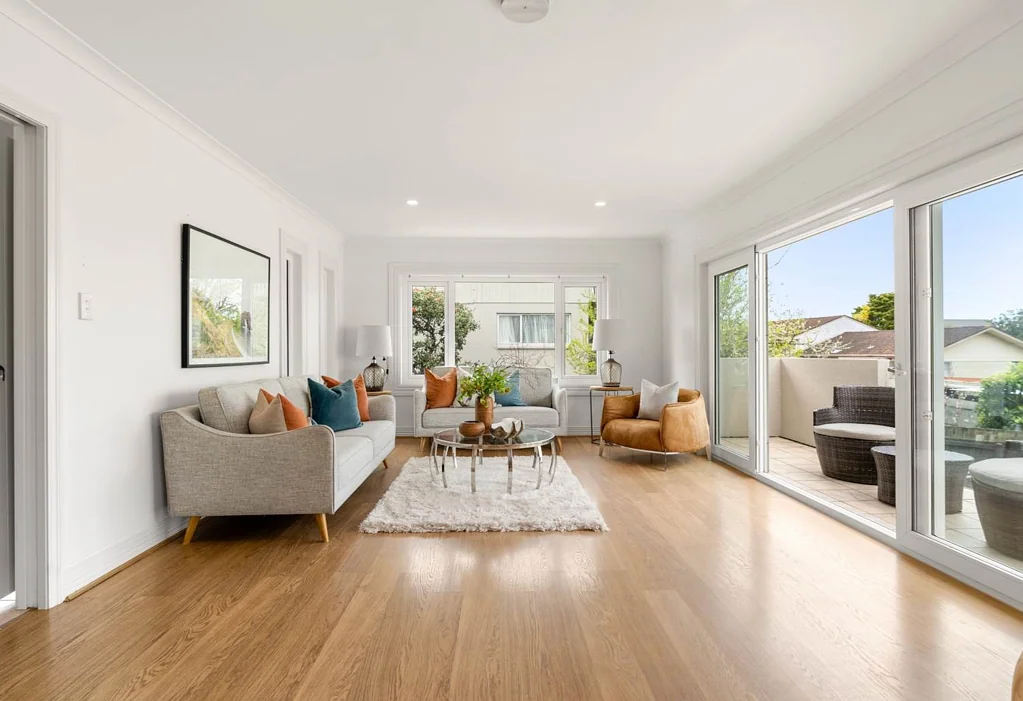 This is a classic lovely 5 bedrooms family home