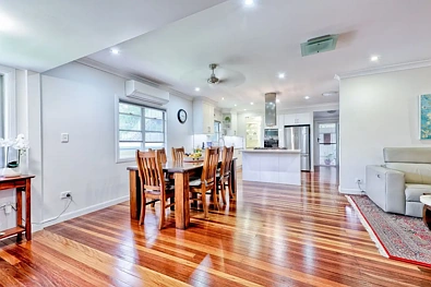Indooroopilly 4房 911平方米占地，带独立祖母房的家庭住宅 Family Home with Granny Flat on 911m2