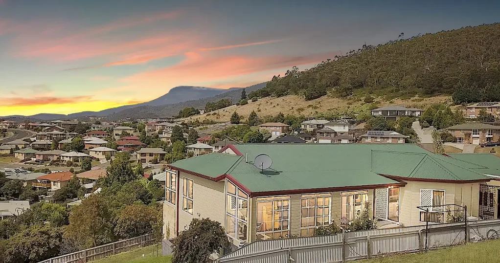 Claremont 4房  Spacious Family Home with Fantastic views