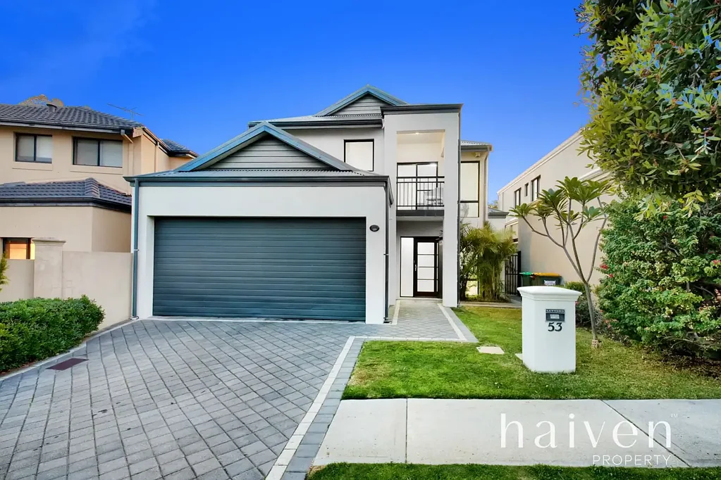Karrinyup 4房  Street front family living with green title freedom.