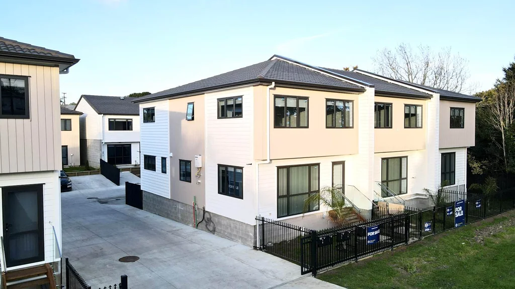Manurewa 4chambre Three Bathrooms + Downstairs Bedroom