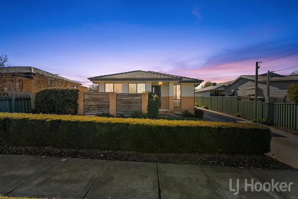 Single level 3 bedroom ensuite duplex with a garage