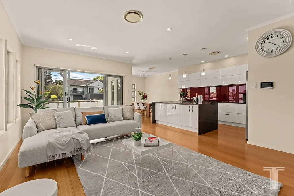 Seven Hills 5 Slaapkamer Strong architectural lines outside, warmth and versatility within