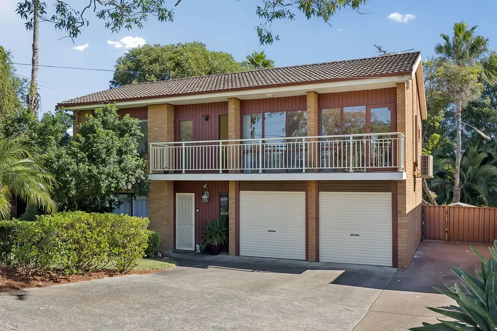 Baulkham Hills 4房 宽敞东向地块 696sqm 学区房 四卧带柜 双阳台 泳池后院 多区生活 车库存储 地理优越 East facing family home with resort style backyard