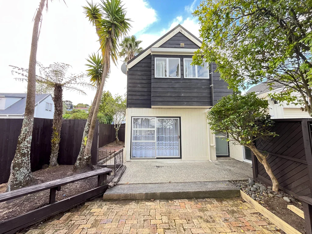 Spacious 4-Bedroom Home in Totara Vale